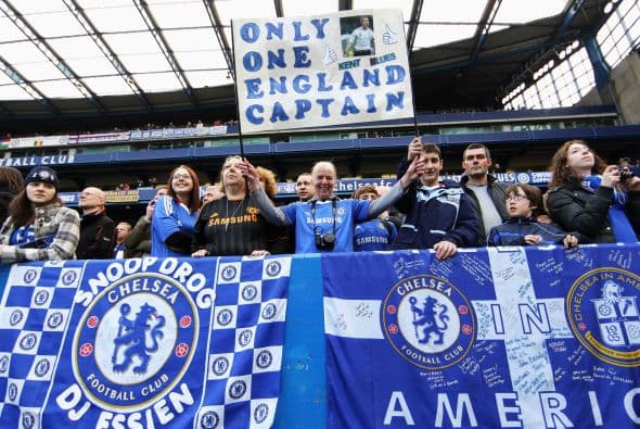 Antes del partido el defensor John Terry se llevó una gran ovación de la afición local.