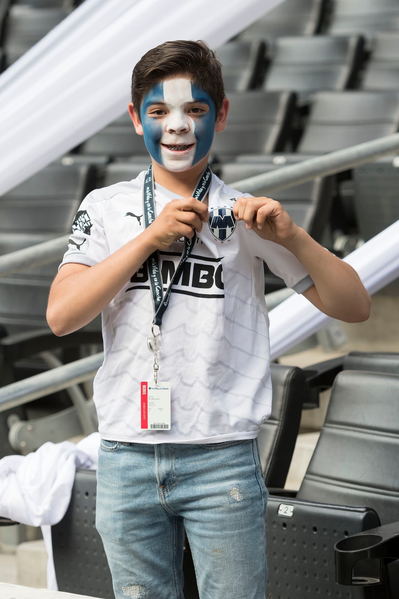 Las aficiones del Monterrey y de Tigres vivieron su propio partido en las tribunas y a las afueras del estadio. Estas son las mejores imágenes.