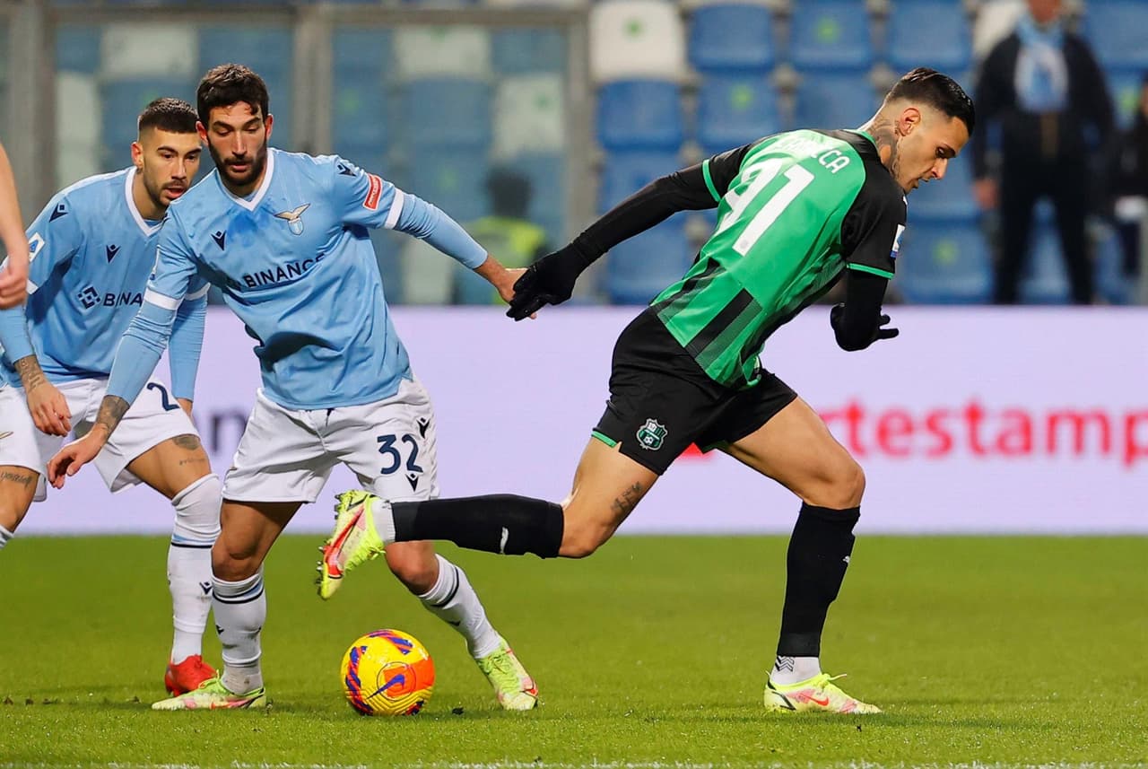 Berardi y Raspadori le dieron el triunfo a Sassuolo sobre la Lazio que sólo anotó un gol por parte de Zaccagani, durante la J17 en la Serie A.