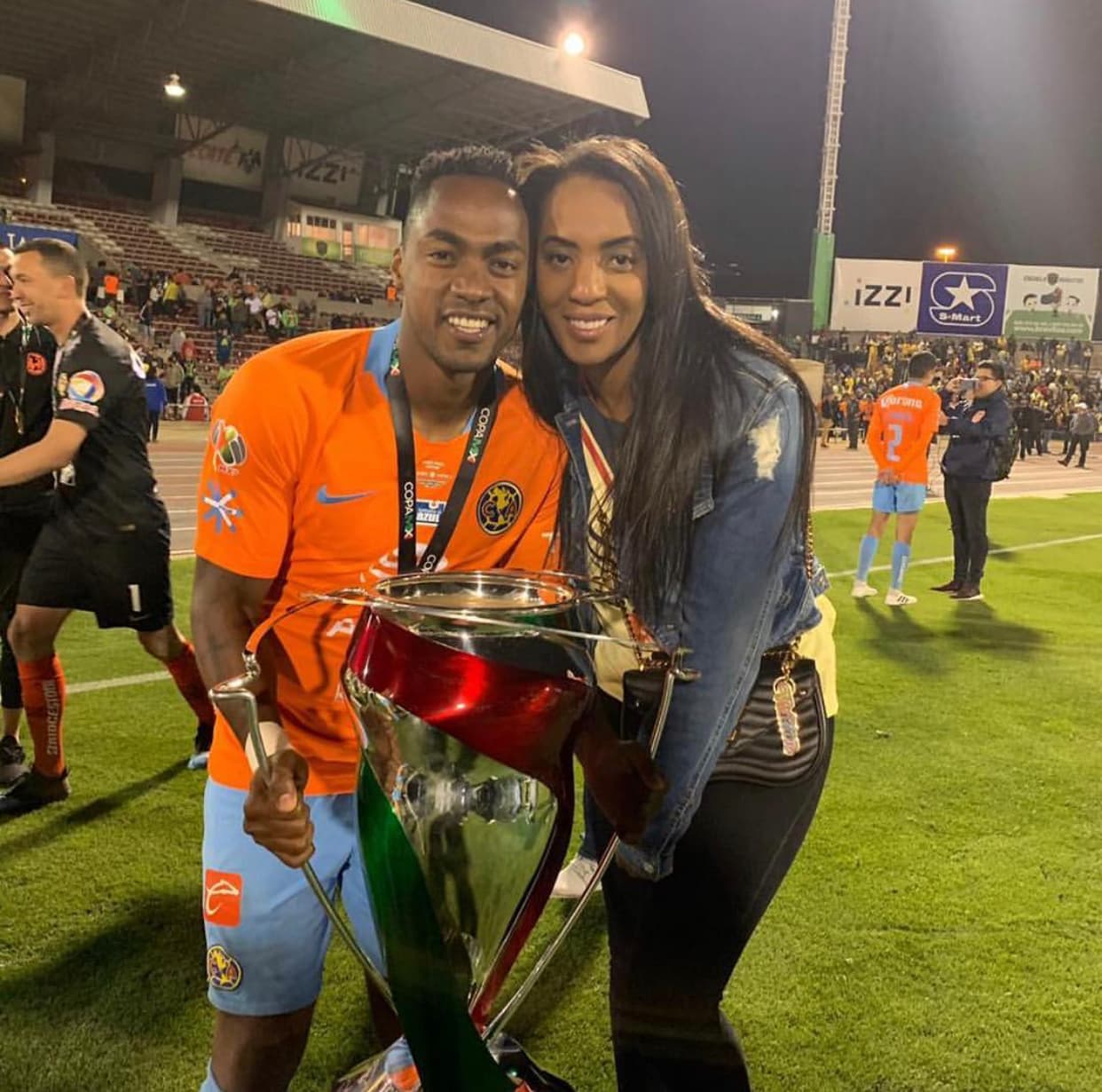 Varios jugadores del América, así como sus parejas, han compartido en sus redes sociales parte del festejo del título de la Copa MX que ganaron en la noche del miércoles en la cancha de Juárez.