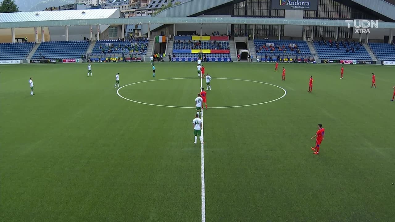 Arranca el partido y la pelota está en juego.
