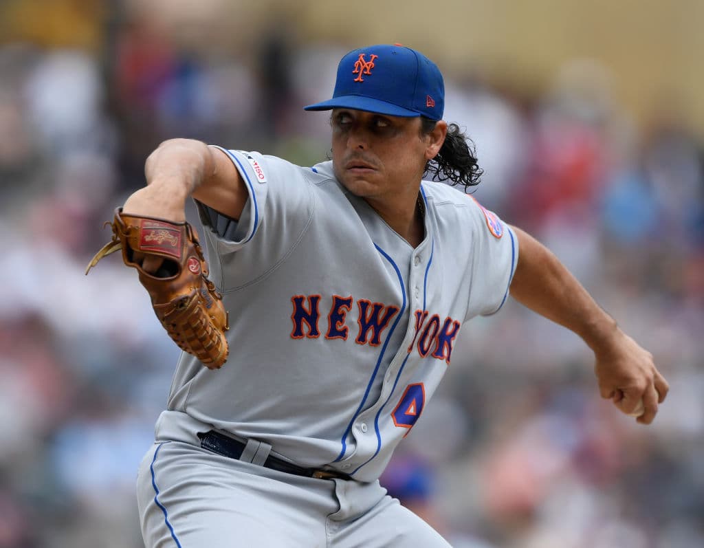 Jason Vargas (4-5) se llevó el triunfo luego de aceptar tres anotaciones y cinco imparables en seis entradas, con cuatro ponches y un pasaporte.
