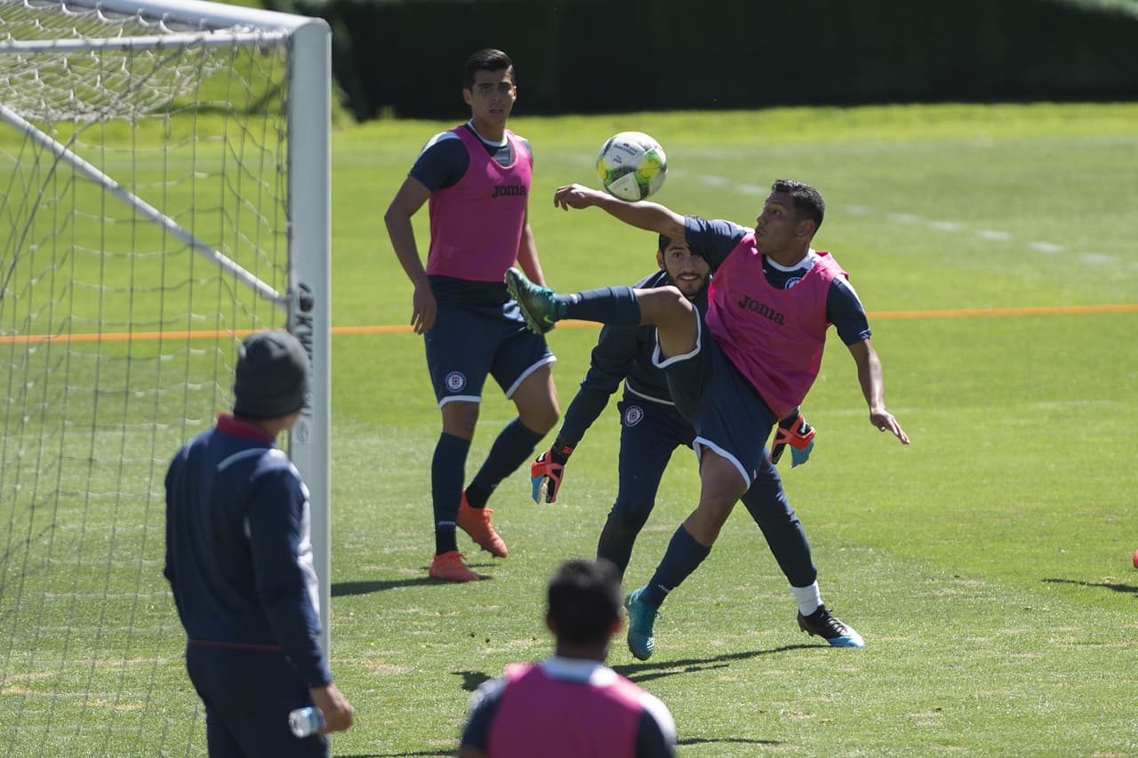 Cruz Azul, se´ptimo en el Clausura 2019, visitará a Monterrey con el reto de sumar para sostenerse en el grupo de Liguilla. Por eso, se entrena para ajustar detalles bajo la batuta de Pedro Caixinha y la mirada del presidente Ricardo Peláez.