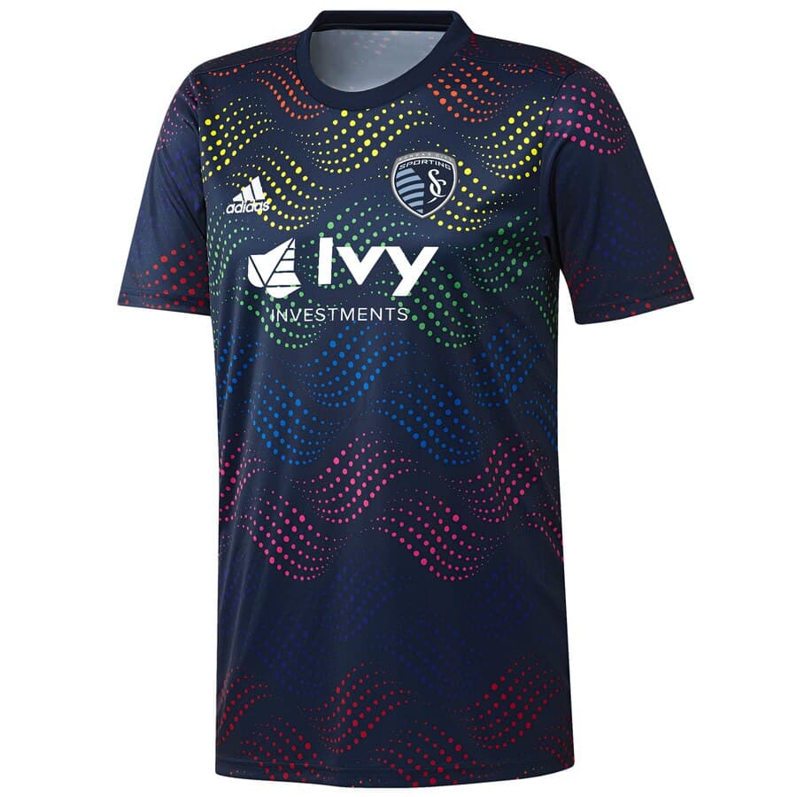 Como parte de la iniciativa 'Soccer For All', que busca la inclusión de todas las personas en el fútbol, la MLS ya ha dado a conocer algunas de las playeras de calentamiento que usarán los equipos la próxima semana en la Noche del Orgullo. Además, los dorsales de los jerseys de compeyencia tendrán los colores de la bandera de la comunidad LGBTI.