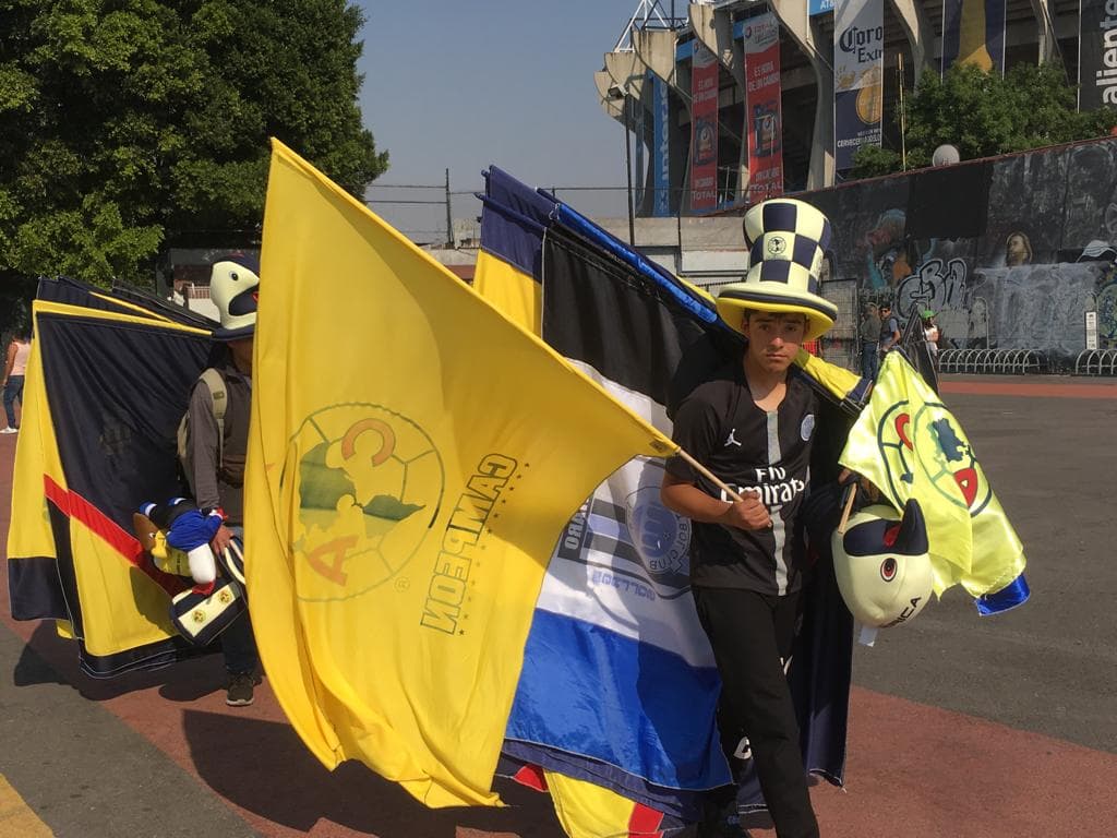 Banderas y recuerdos del América a la orden del día en las afueras del Azteca.