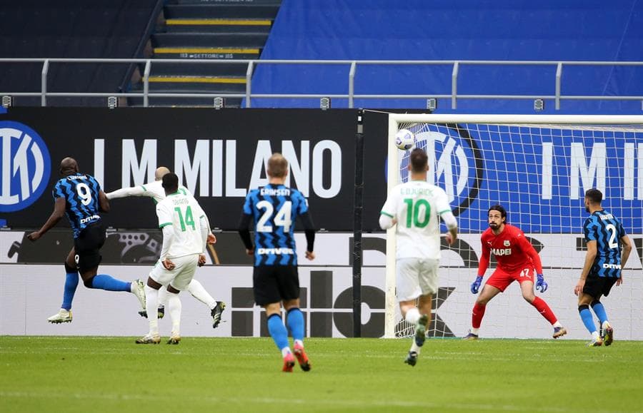 Con goles de Romelu Lukaku y Lautaro Martínez, los 'Nerazzurri' se llevan la victoria sobre el Sassuolo durante la Jornada 28 de la Serie A. El único tanto para la visita fue por parte de Hamed Junior Traoré al minuto 85 del encuentro. El Inter queda como líder absoluto de la liga italiana.