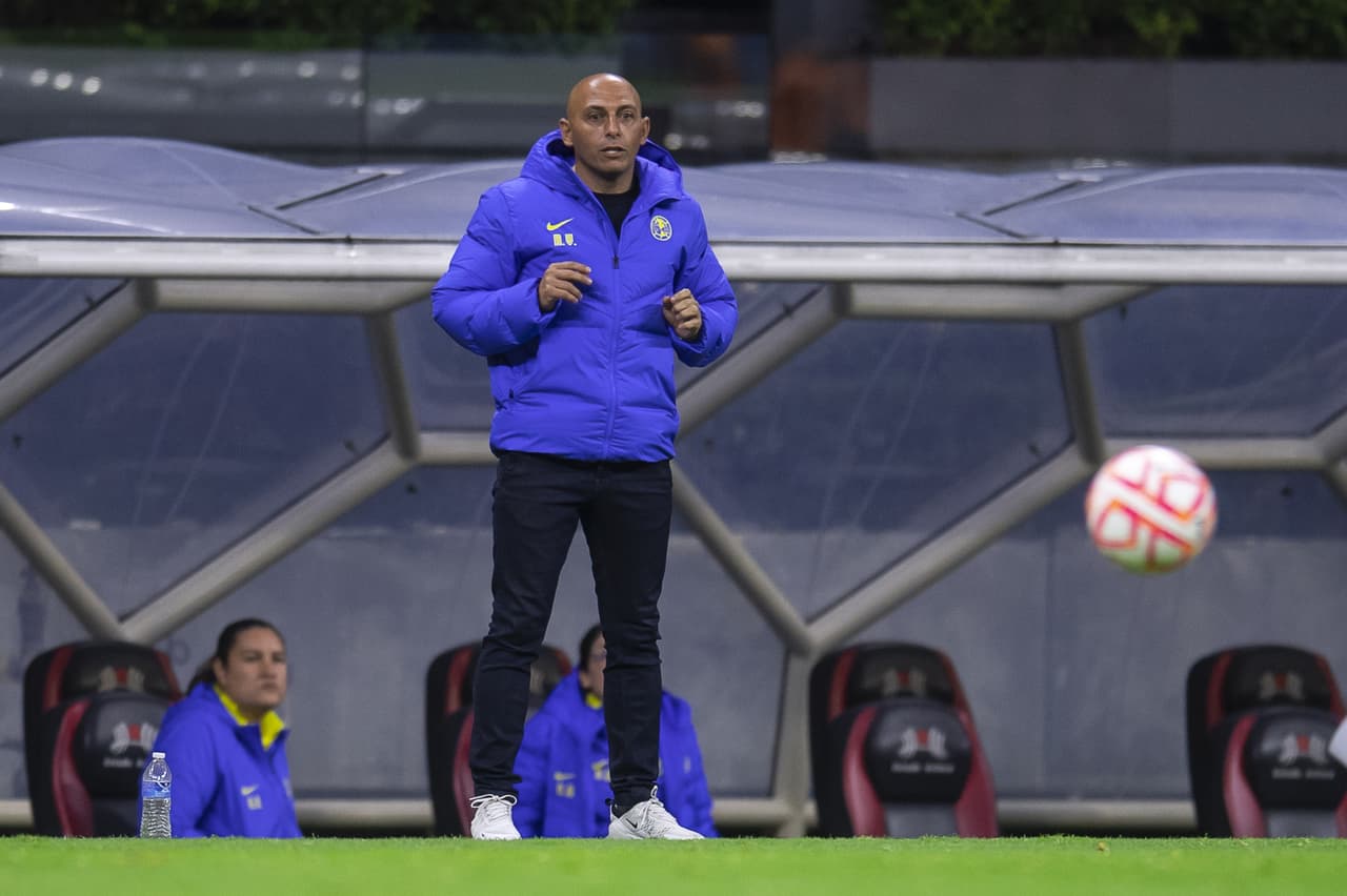 Fans del América femenil abuchean a Villacampa y piden su salida