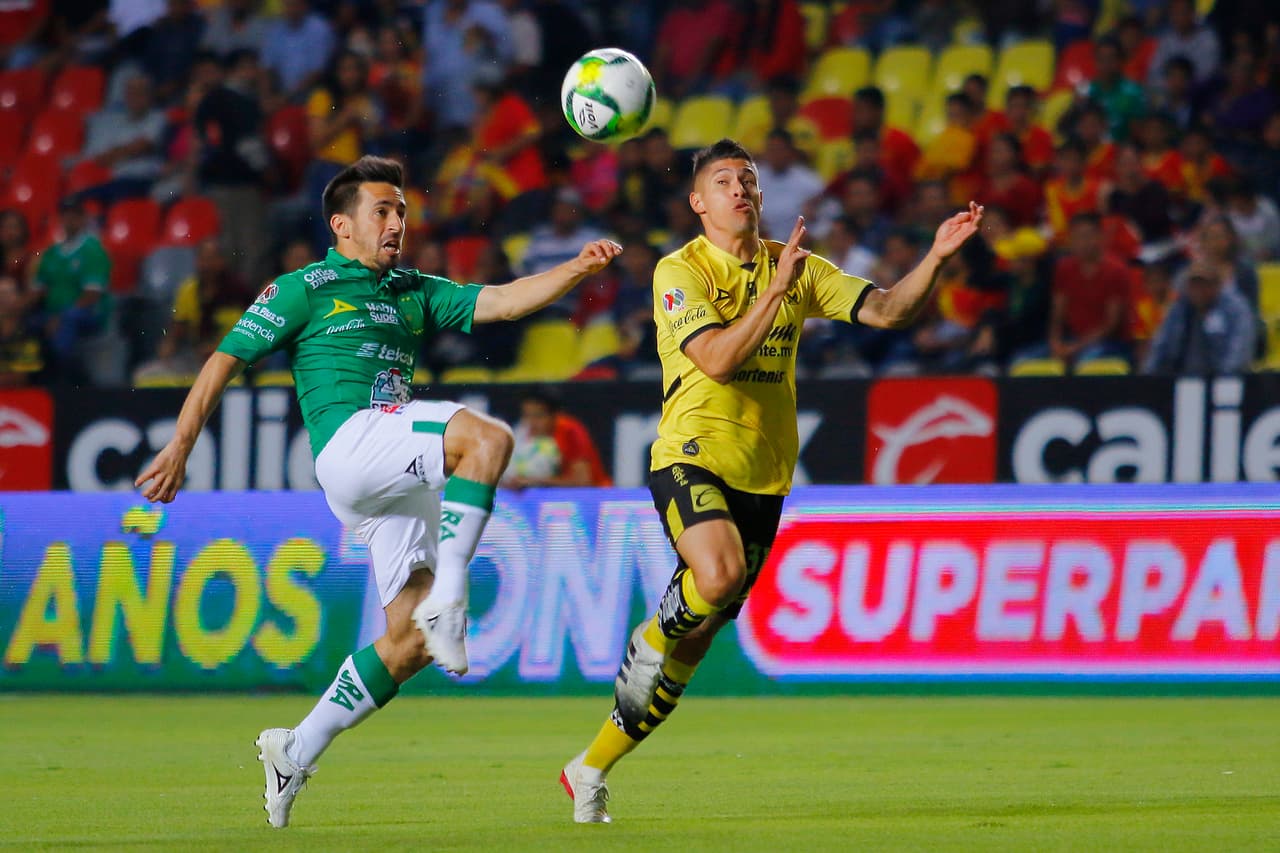 Antes del descanso no se presentaron grandes oportunidades de gol y Monarcas estaba cortando la racha de 8 triunfos en filo por parte de la Fiera.