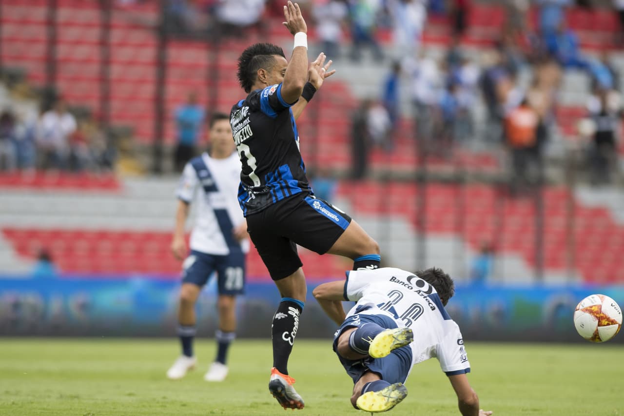 El partido comenzó muy cerrado, con pocas llegadas y con el siempre peligroso Camilo Sanvezzo como principal referente ofensivo de los locales.