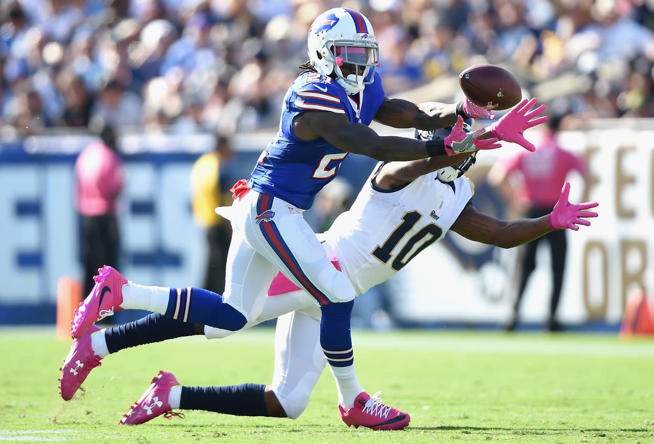 Nickell Robey #21 de Buffalo Bills se llevó este regalo del QB de los Rams, Case Keenum, quien buscaba a Pharoh Cooper #10.