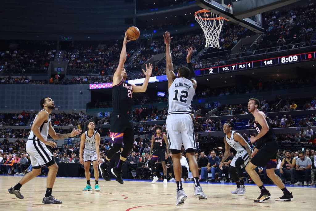 Con una gran actuación de Patty Mills, Los Spurs ganan a los Suns en México 121-119.