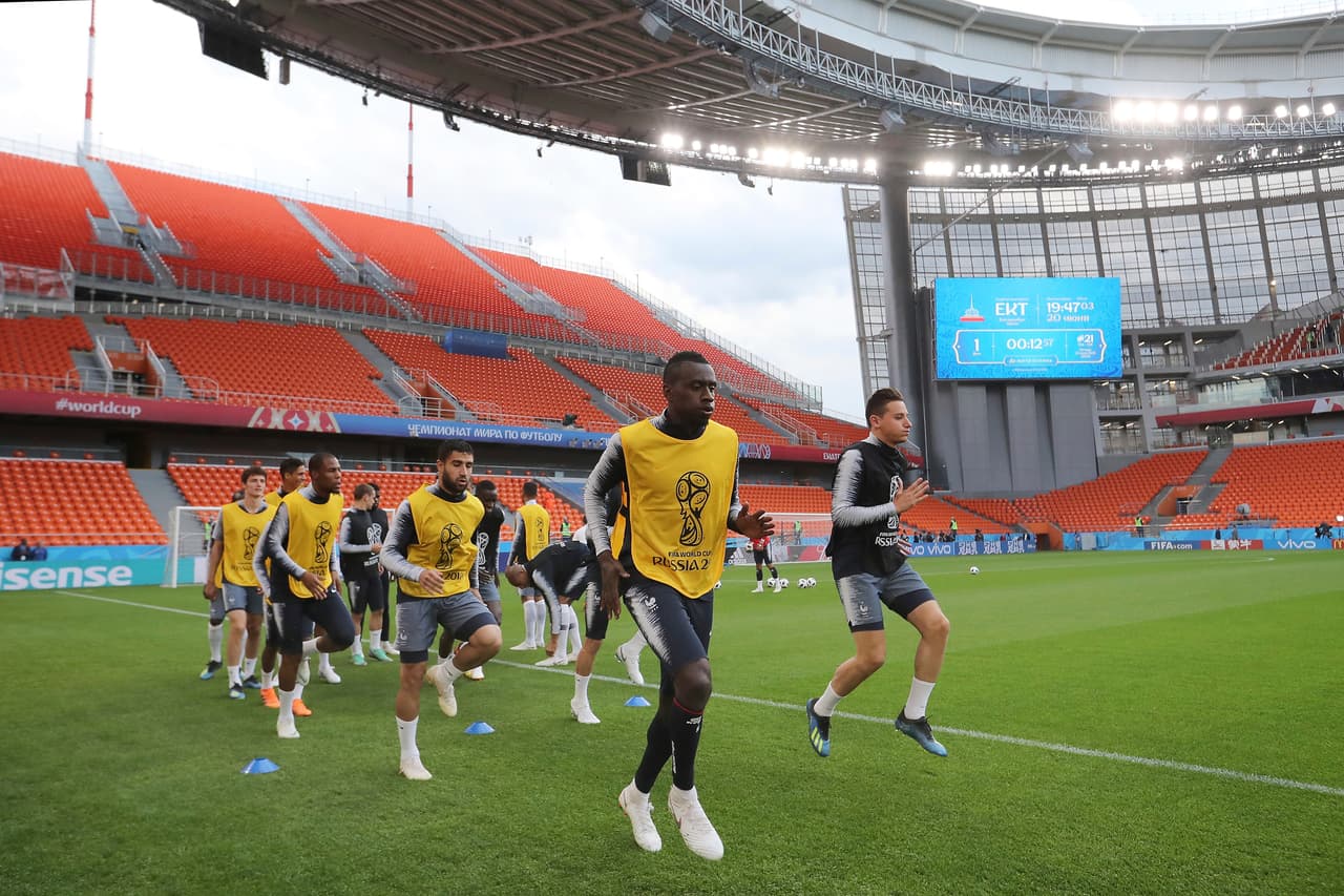 El equipo francés se preparó en el Estadio Central en la lejana ciudad de Ekaterimburgo, ya prácticamente dentro de la geografía asiática de Rusia, el país más grande del mundo.