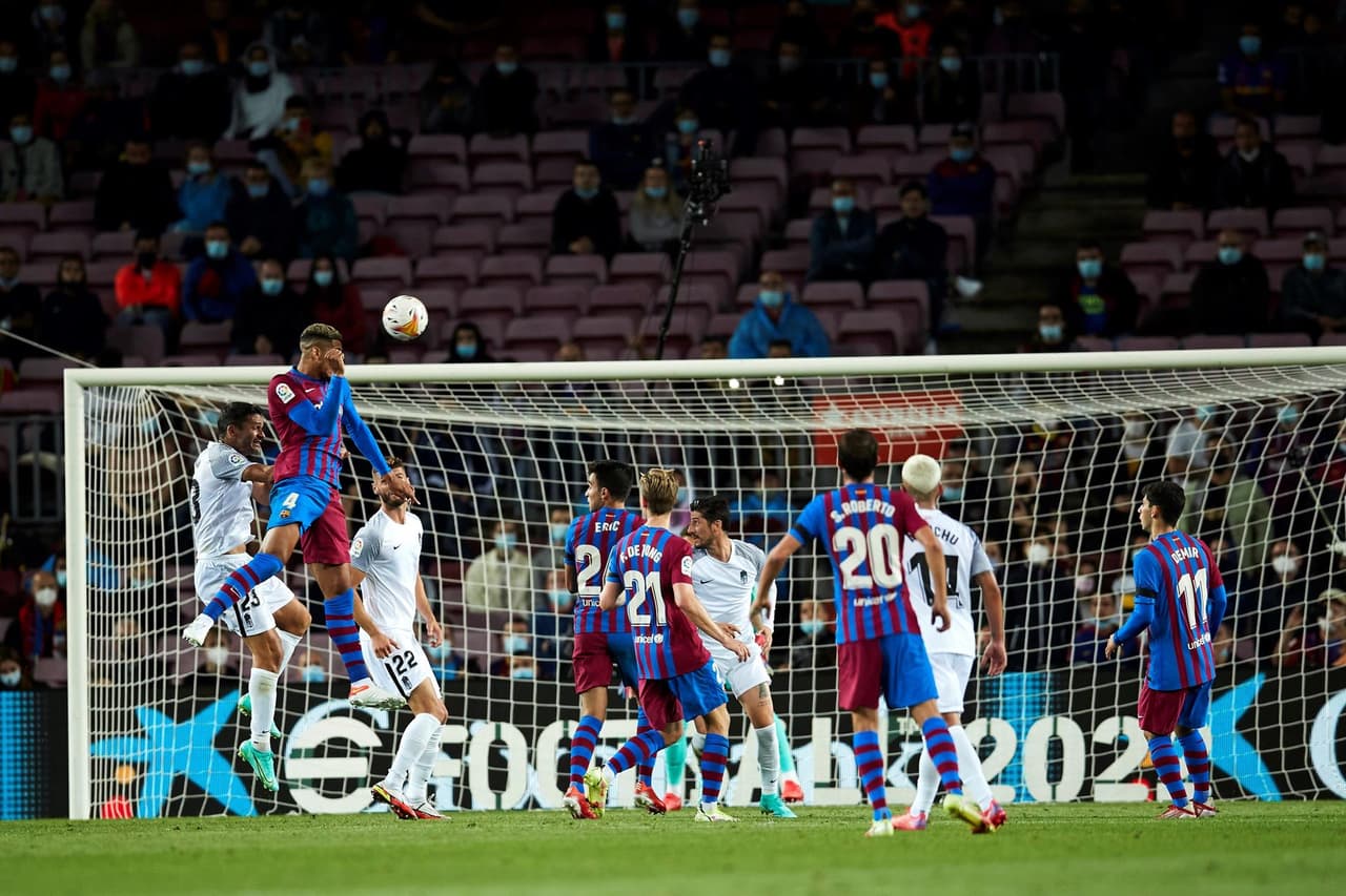 El Barcelona de Koeman perdía por temprana anotación del Granada por parte de Domingos Duarte al minuto 2’. Durante el partido agónico, la escuadra culé logró salvar el empate hasta los 90 minutos gracias al gol de Ronald Araújo, dejando el marcador 1-1 en la J5 de La Liga.