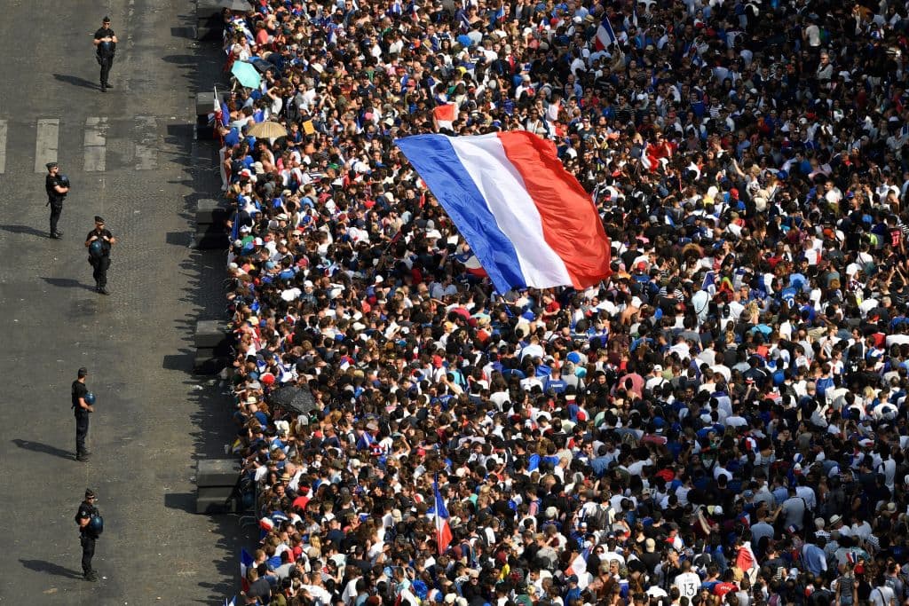 Las autoridades, que manejaron en la noche del título algunos desórdenes, estuvieron atentas.