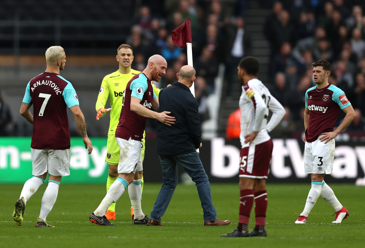 El hombre, que clavó el banderín en el centro de la cancha, salió tras petición de los jugadores.