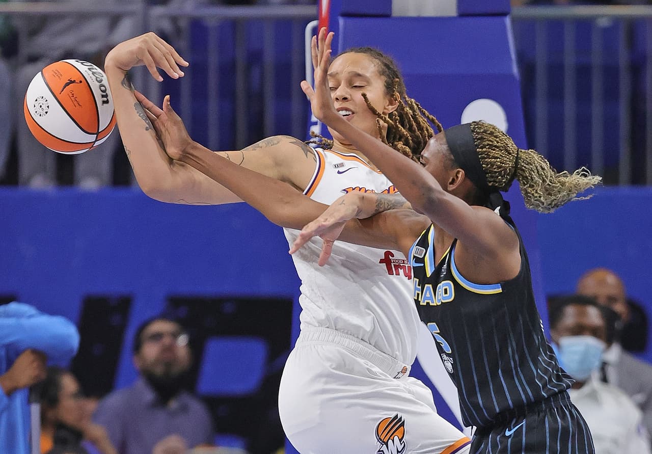 La detención de Griner se dio tan solo unos días después de la invasión de Rusia a Ucrania con lo cual se tensaron aún más las relaciones entre ambas naciones.
<br>