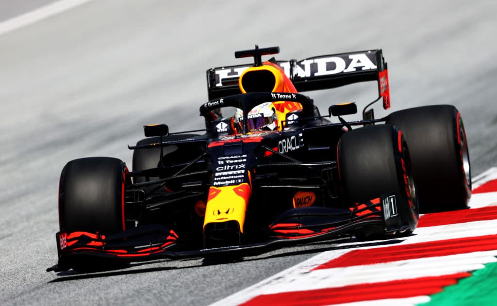 Max Verstappen 1:03.841, Valtteri Botas 1:04.035 y Lewis Hamilton 1:04.067 fueron los tres pilotos que saldrán al frente el día de mañana en Austria.