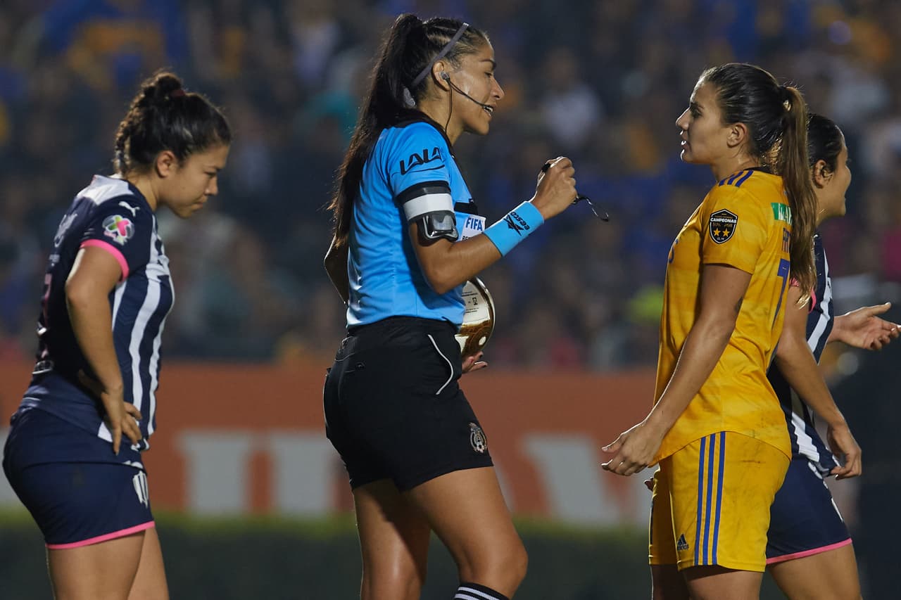 Con goles de Belén Cruz por parte de Tigres y gol de Ania Mejía para Monterrey, las regias empatan en el volcán, en la ida de la final de la Liga MX Femenil.