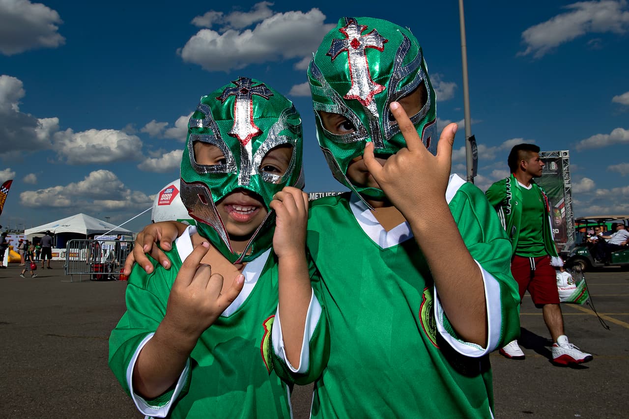 Cuernos, máscaras de lucha libre, maquillaje, banderas y disfraces fue sólo un poco del folclor vivido durante el partido amistoso del Tri.