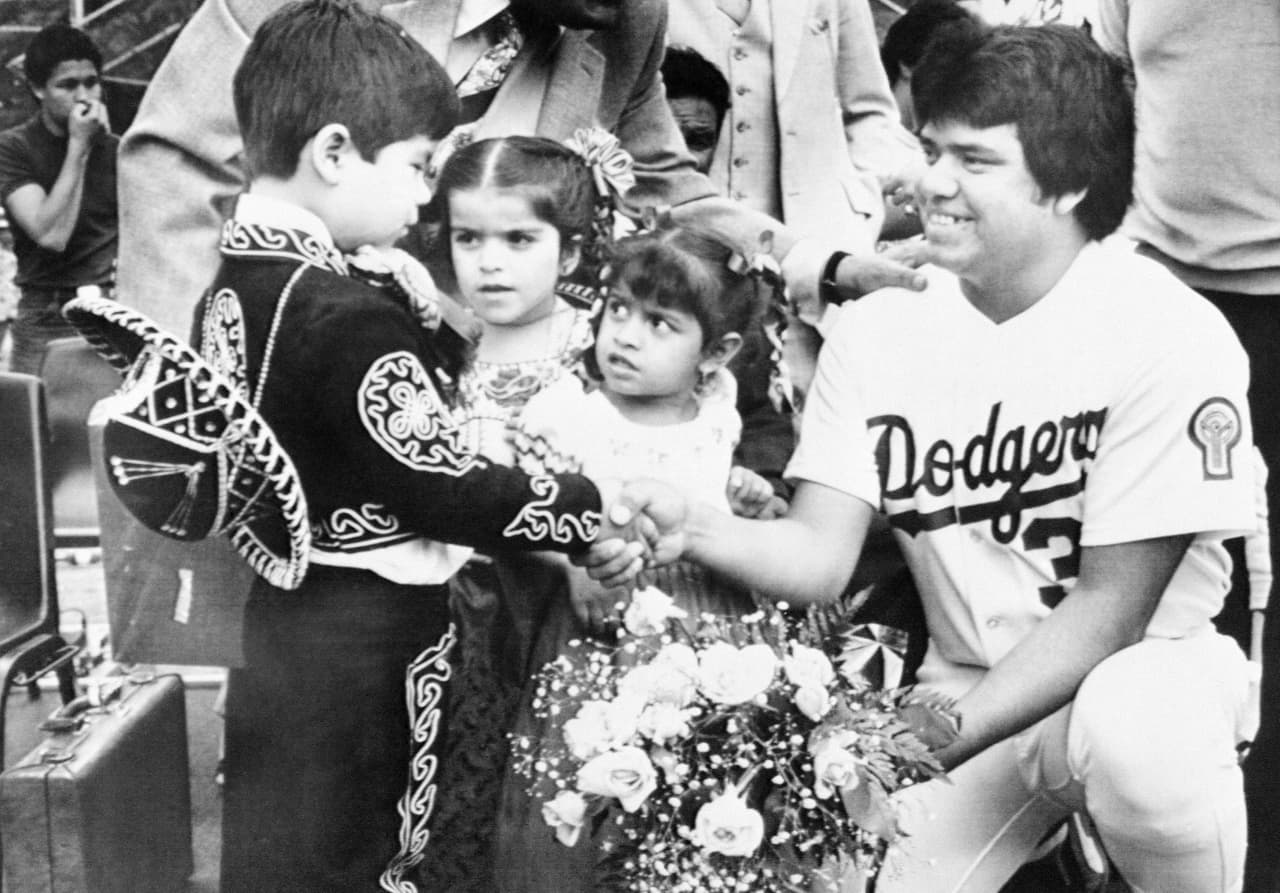 La relación de Los Angeles Dodgers y México está marcada por una carrera brillante del lanzador mexicano Fernando Valenzuela, que inspiró a los jóvenes latinoamericanos, en especial a los mexicanos.