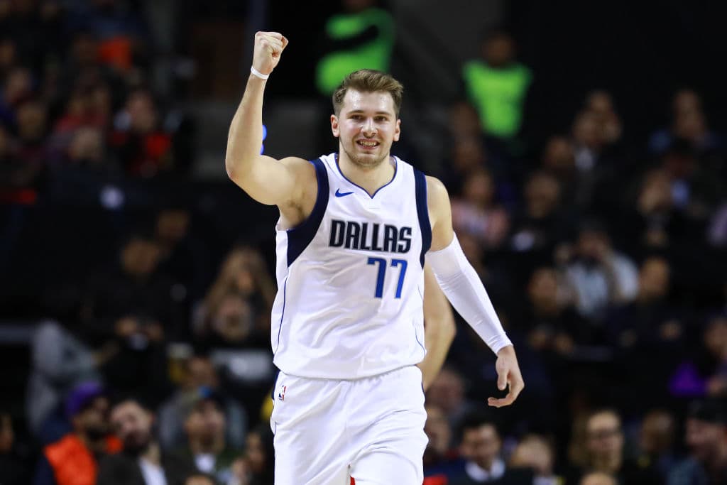 La afición mexicana se volcó para apoyar a Luka Doncic, quien correspondió con un gran juego en la victoria de los Mavericks 122-111 sobre los Pistons.