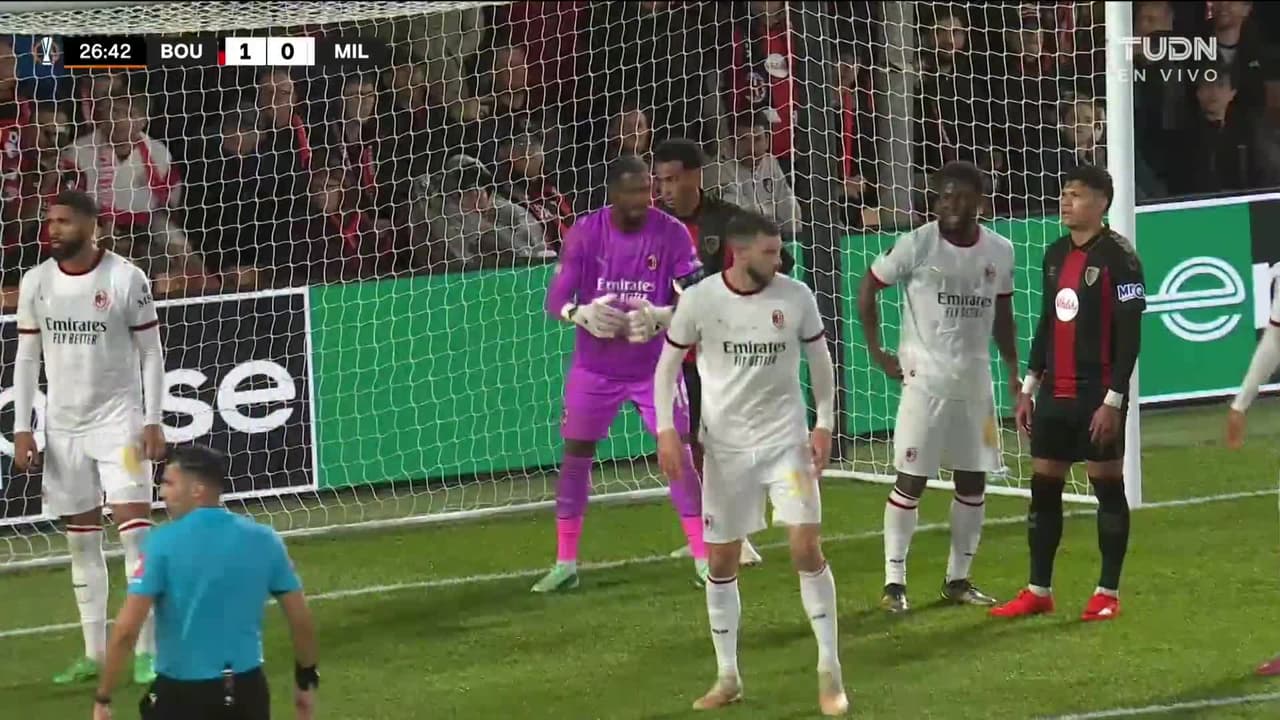 ¡Expulsión! El árbitro saca la roja directa a Mike Maignan.