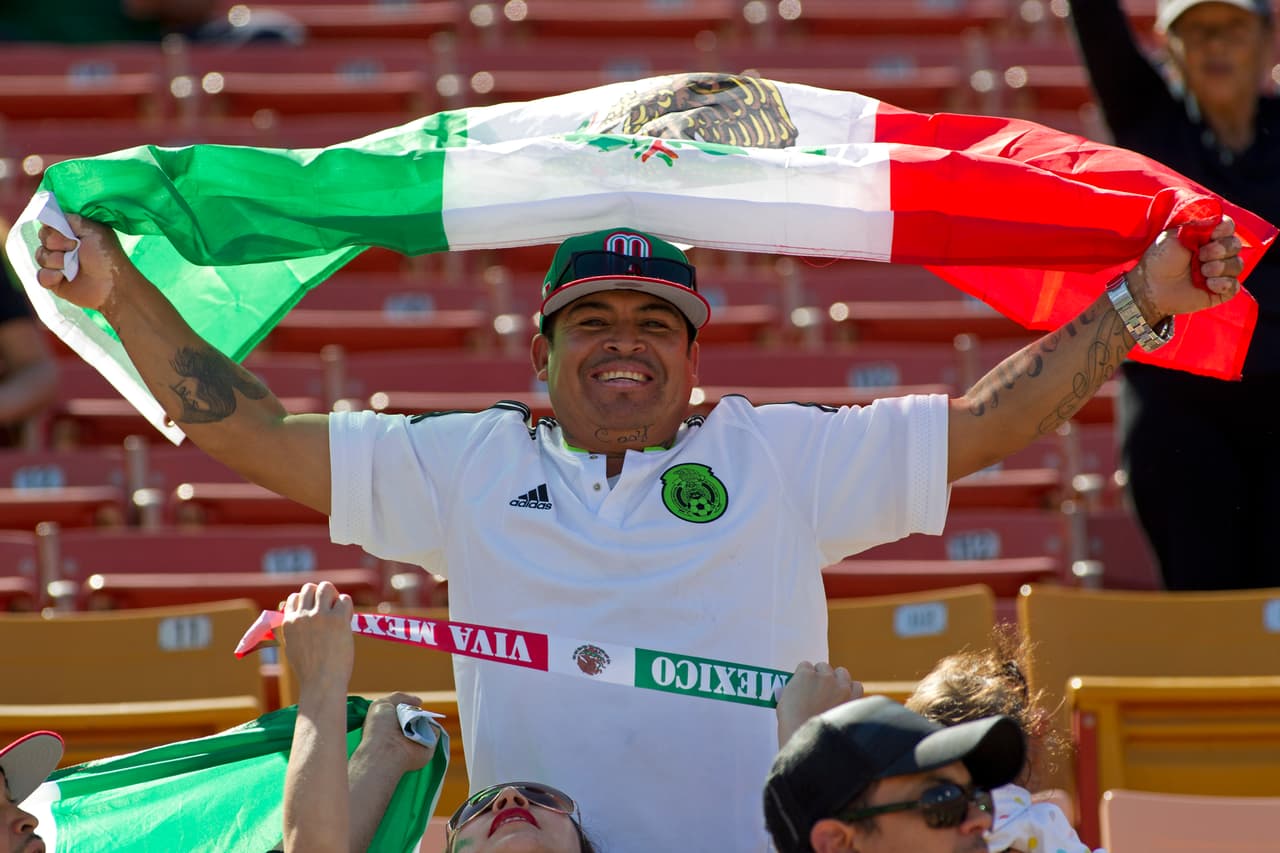 Con sombreros, maquillaje, máscaras y sobre todo, mucha actitud y mucha fiesta, la afición mexicana de Los Angeles apoyó de gran manera al TRI en su partido ante Croacia.