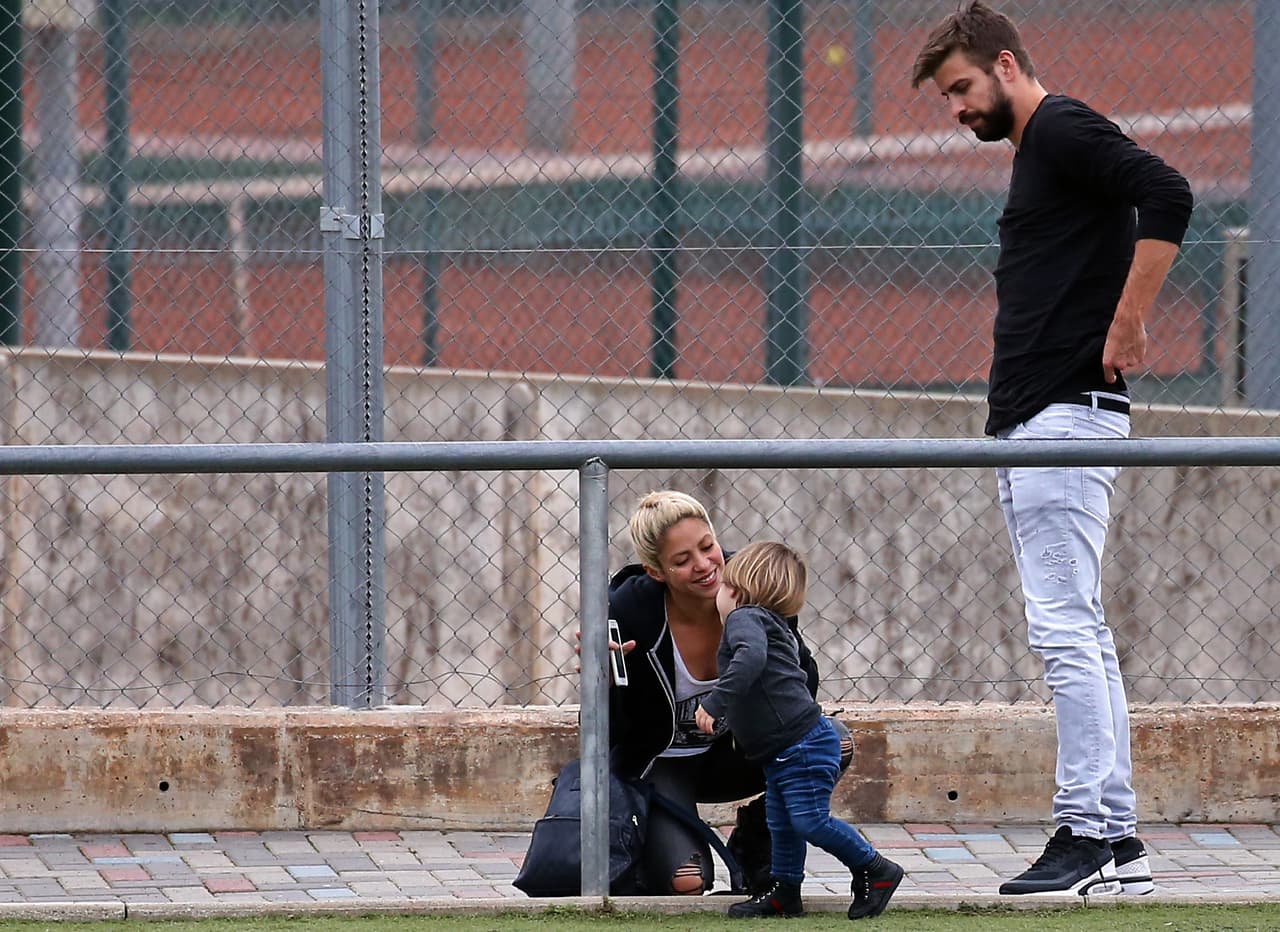 Shaki jugando con su hijo menor.