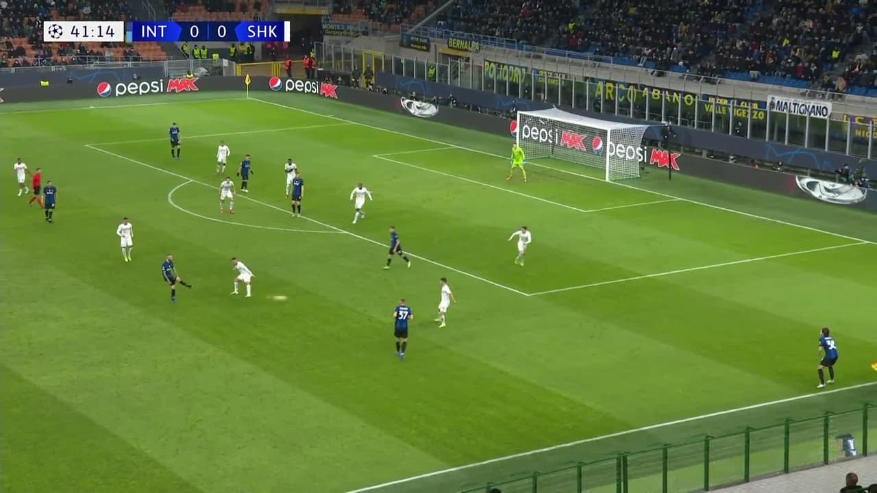 ¡TIRO ATAJADO! disparo por Lautaro Martínez.