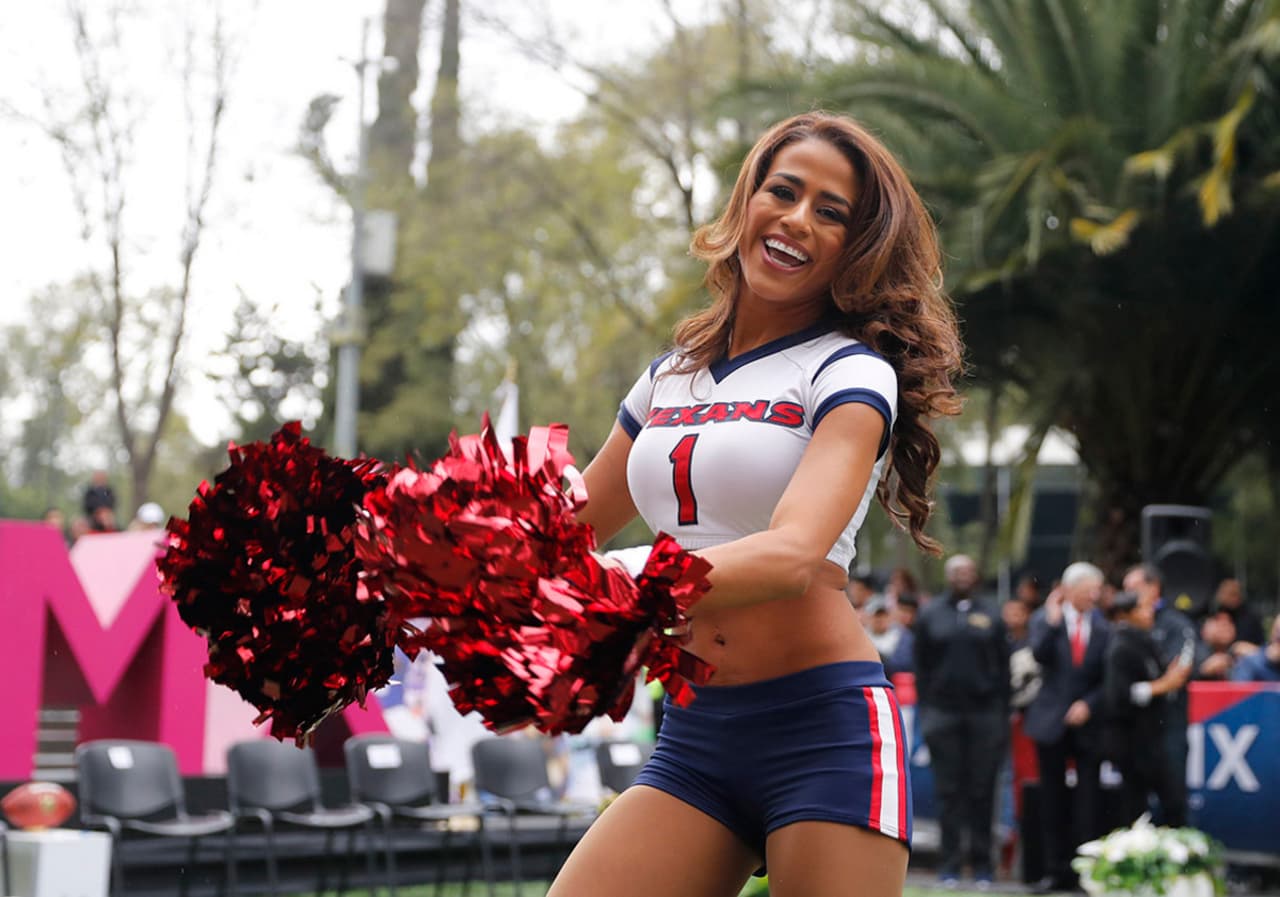 La belleza de las porristas deslumbró a los asistentes al Paseo de la Reforma.