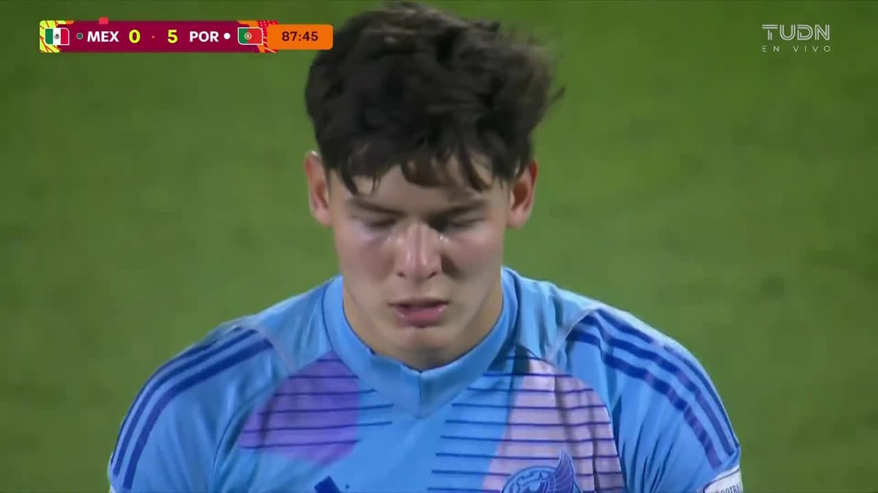 ¡Santiago López pierde la cabeza y le sacan la tarjeta roja!