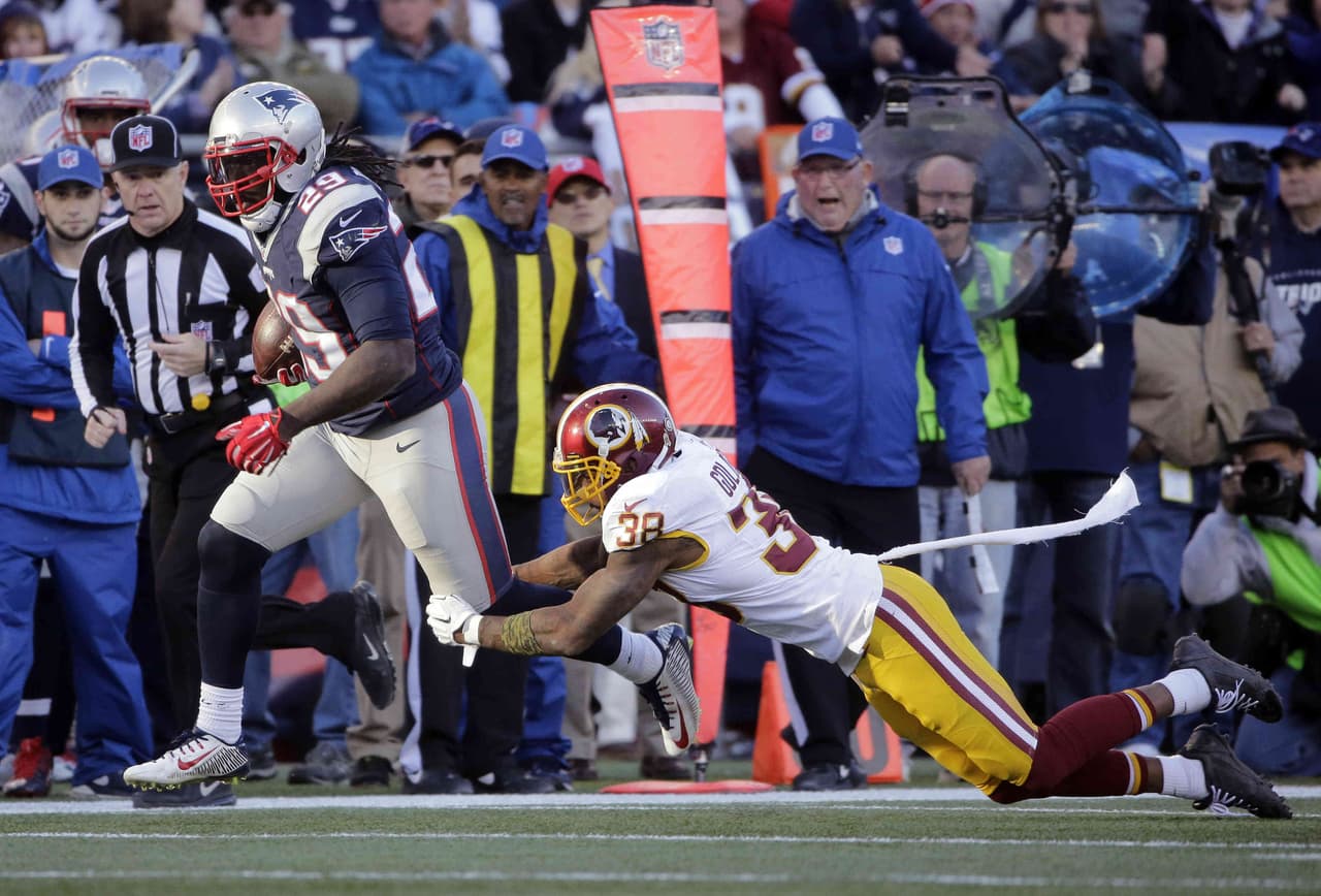 8. LEGARRETTE BLOUNT - Ante la lesión de Dion Lewis, el ataque terrestre de los Patriots estuvo en manos de Blount quien dio su mejor partido de la temporada. Tuvo 29 acarreos para 129 yardas con un touchdown, primer juego de la temporada en que supera las 100 yardas.