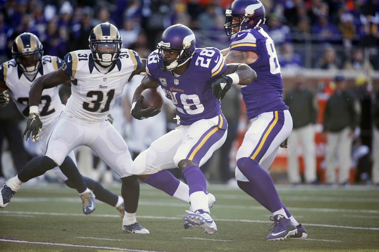 4. ADRIAN PETERSON - Segundo partido consecutivo de por lo menos 100 yardas, tuvo 125 en 29 acarreos con un touchdown contra los St. Louis Rams. Cuarto partido de más de 100 yardas terrestres, lleva 758 yardas en su campaña de regreso.