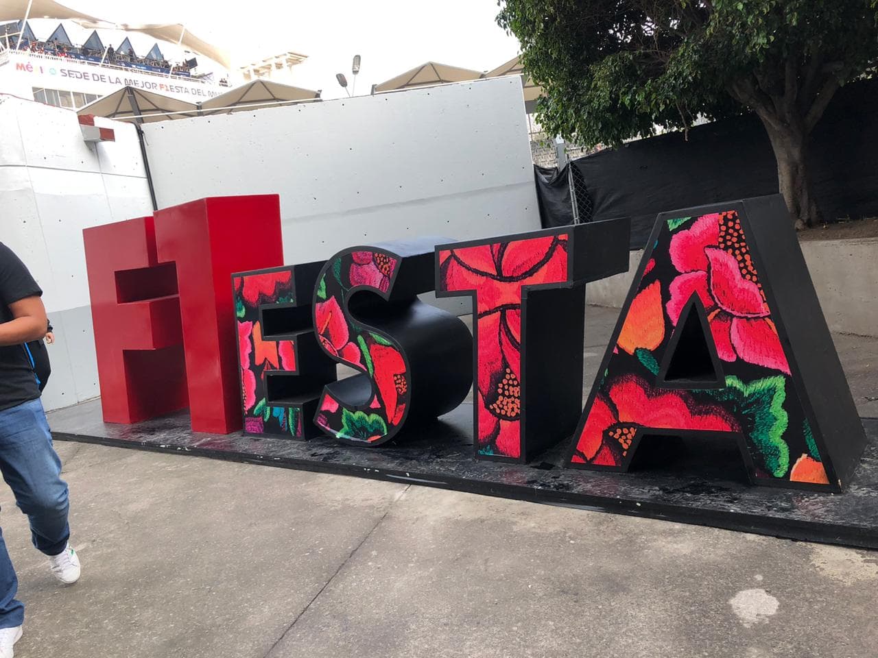 Aficionados conviven en familia previo al inicio de la Fórmula 1 en el Autódromo Hermanos Rodríguez.