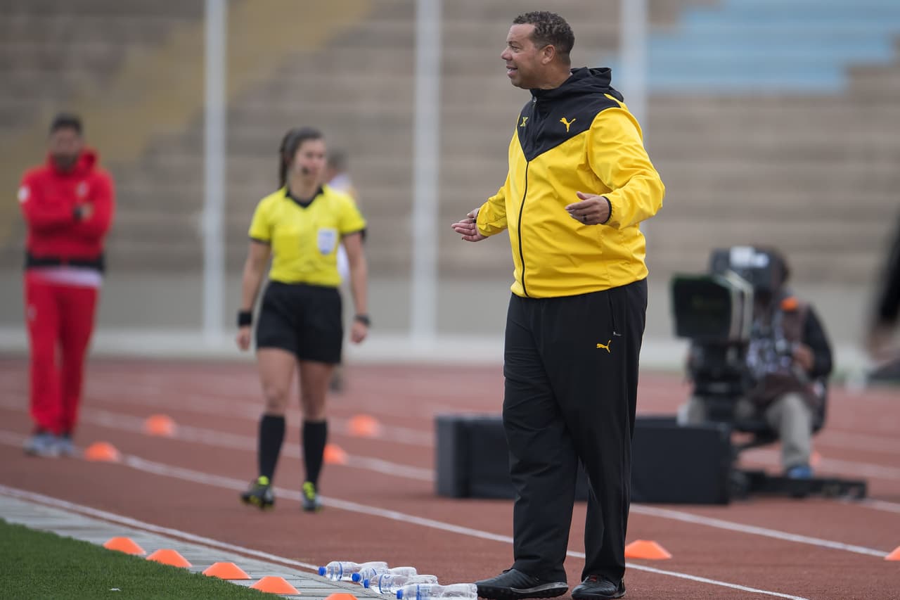 <b>El técnico de Jamaica da instrucciones a sus jugadoras.</b>