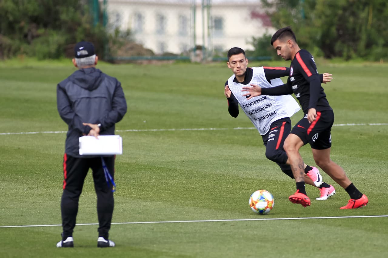 Chile, con Arturo Vidal a la cabeza y bajo la batuta del colombiano Reinaldo Rueda, prepara su choque contra México, al que espera volver a vencer ahora que está Gerardo Martino como técnico.