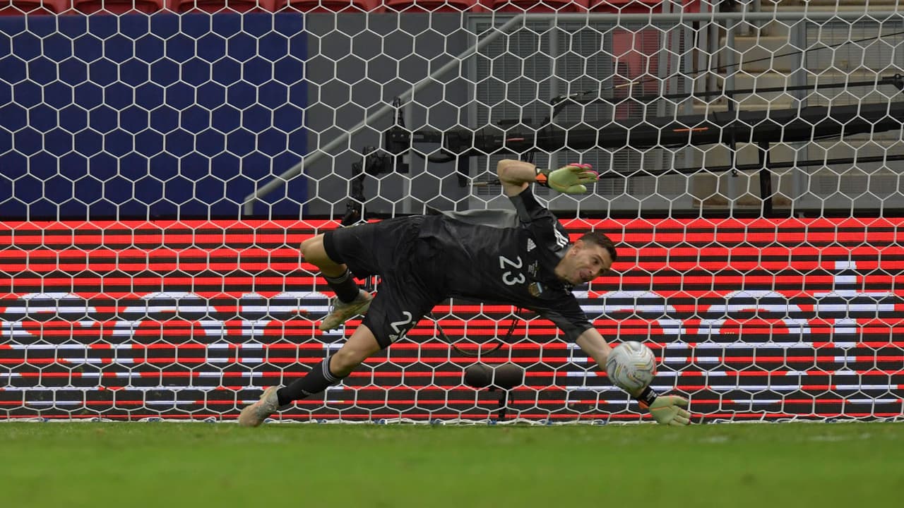 Emiliano Martínez iguala récord de Adolfo Ríos... 24 años después