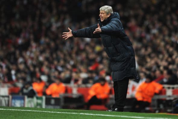 Ya en la segunda parte, se veía a Wenger desesperado ante la derrota parcial de los suyos.