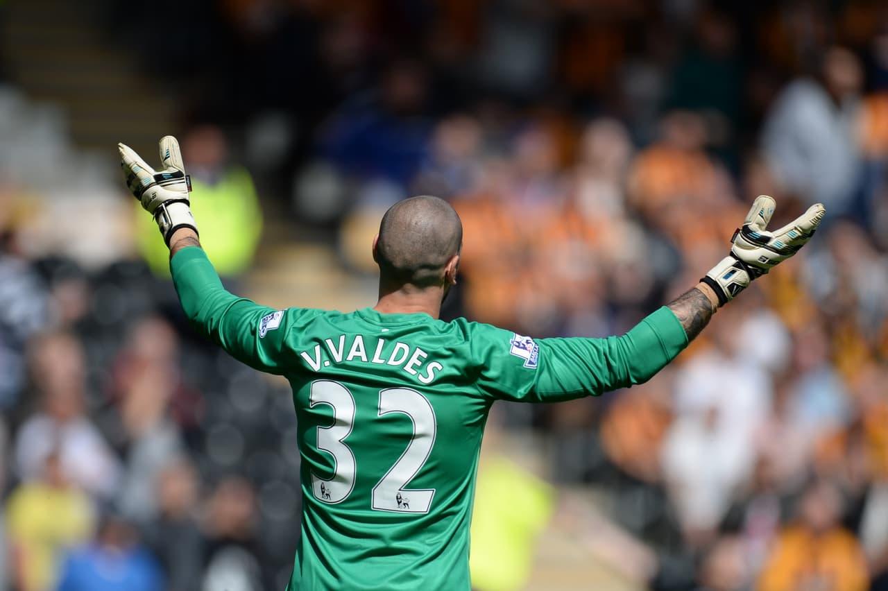 El futuro de Víctor Valdés parece está en Turquía. El Besiktas estaría cerca de alcanzar un acuerdo con el Manchester United para la contratación del arquero español, según la prensa turca. Los 'Black Eagles' habrían firmado al ex guardameta del Barcelona para las dos próximas temporadas con opción a una tercera. Tanto Galatasaray como Fenerbahçe también se han interesado en Valdés, quien incluso sonó para llegar al Seattle Sounders de la MLS.