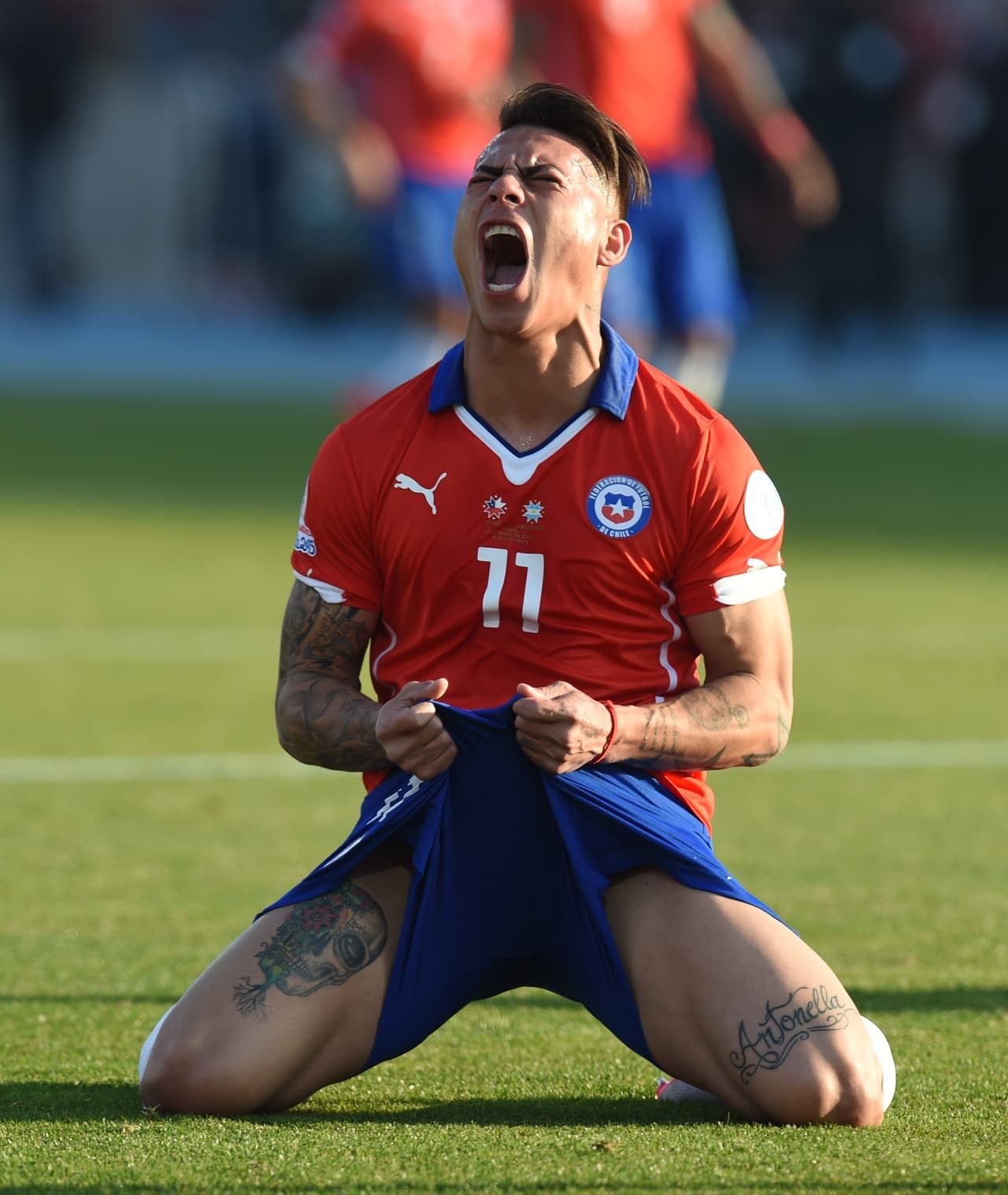 El extremo chileno Eduardo Vargas es oficialmente jugador del Hoffenheim. Vargas, de 25 años, no entraba en los planes del Napoli esta temporada y el club le buscaba acomodo en otro equipo. El conjunto alemán pagó cinco millones de euros por su carta, y el Napoli tendrá un porcentaje de una posible futura venta del futbolista.