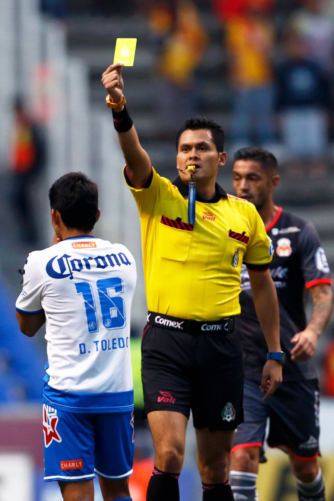 José David Toledo recibe una de las 7 tarjetas amarillas del encuentro.