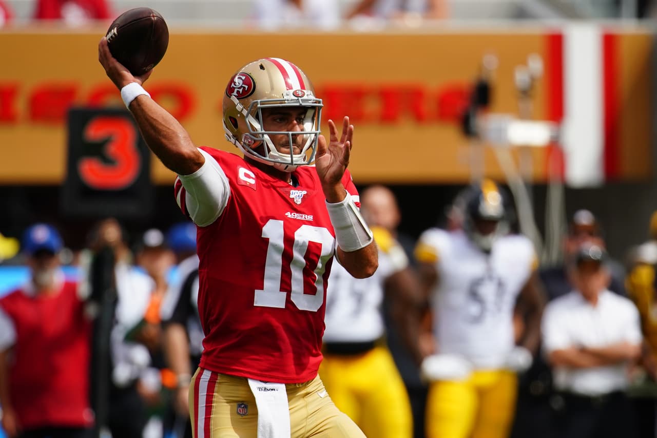 En números generales, Jimmy Garoppolo limpió sus dos intercepciones con el triunfo. Respondió en el momento importante y lanzó 32 pases de los cuáles completó 23 para sumar 277 yardas y encontrar a Dante Pettis en las diagonales para la anotación que representó la victoria.