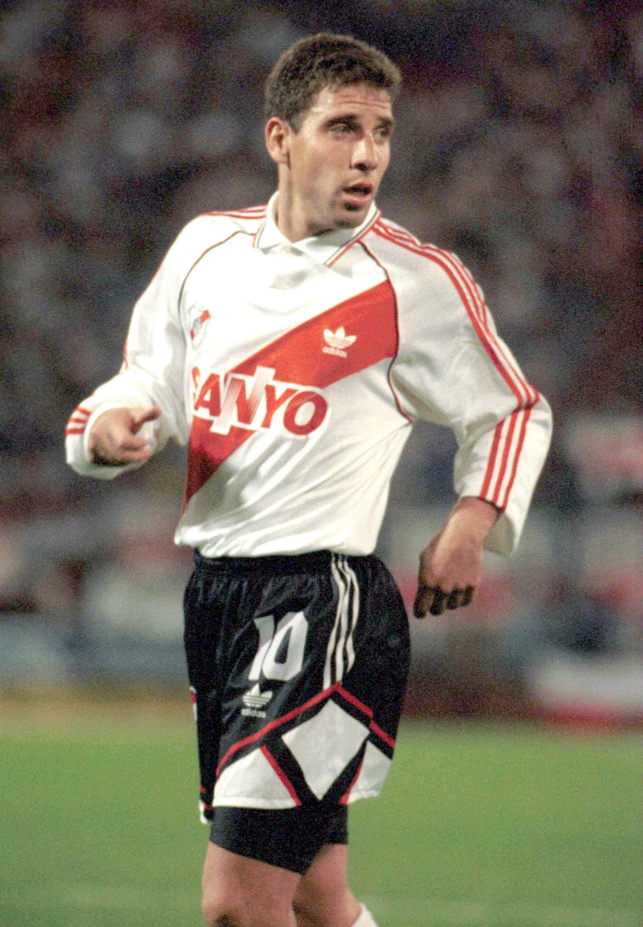 Desafortunadamente el 'Beto' nunca pudo entenderse con el entonces técnico Ramón Díaz por lo que sólo estuvo unos meses en Argentina jugando escasos cinco partidos.