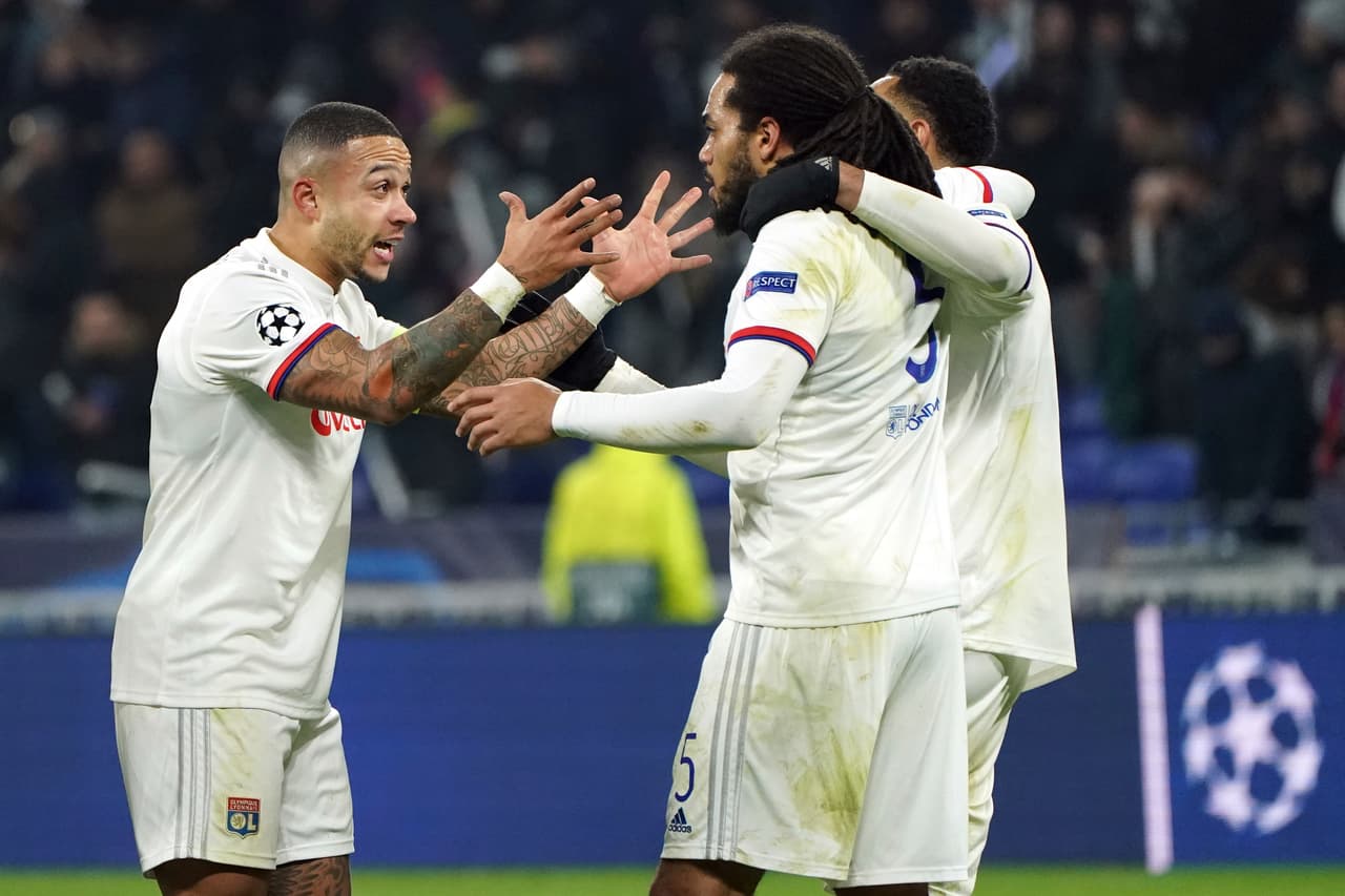 Aparecieron Aouar (50’) y Depay (82’) para emparejar los cartones y sellar su paso a la siguiente ronda.