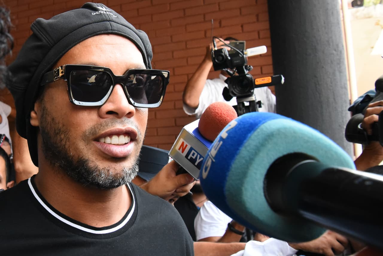Ronaldinho vive entre fiestas y alcohol tras muerte de su madre