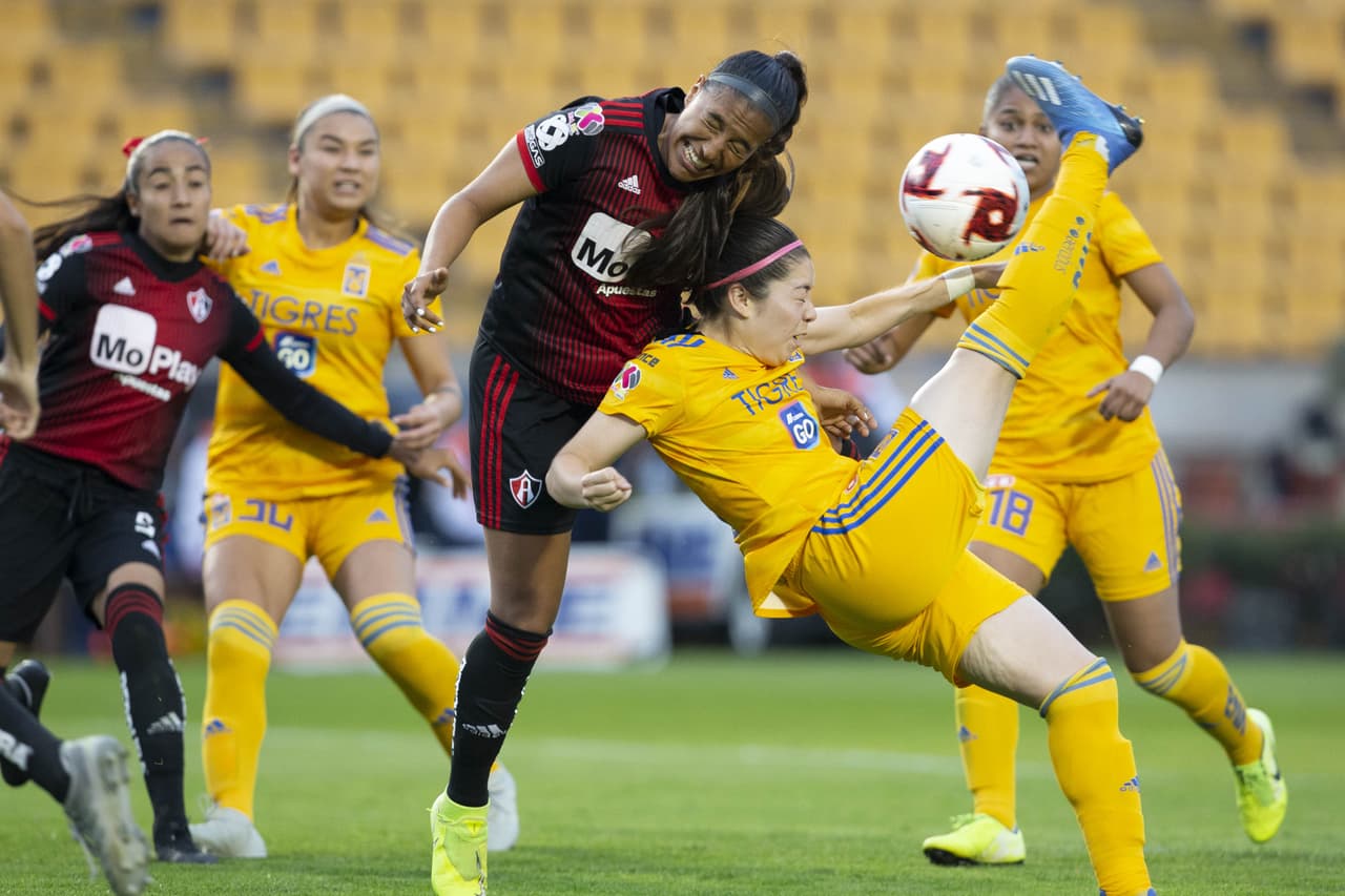 Con goles de Belén Cruz y Miah Zuazua, 'las Felinas' ganan 2-0 al Atlas y llegan a 10 puntos. El equipo femenil de Tigres sigue en ascenso en la Liga MX Femenil.