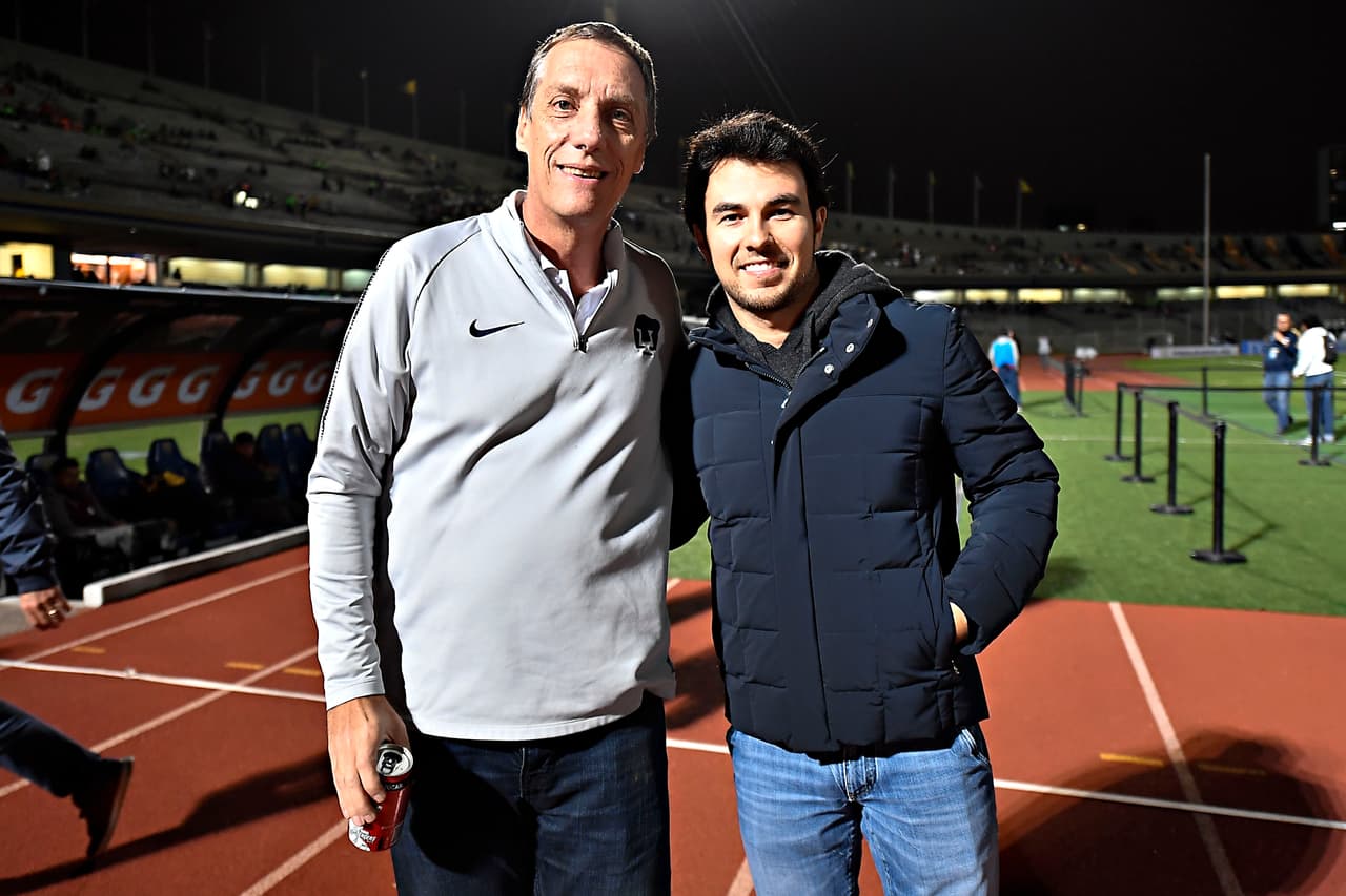 Aquí Checo tomándose una foto con el presidente del equipo universitario, Rodrigo Ares de Parga.