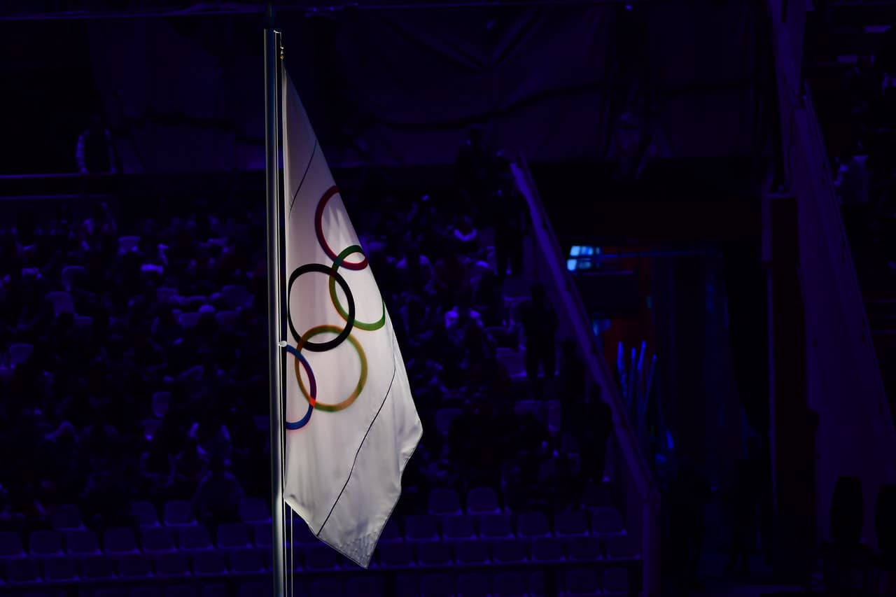 Un símbolo del deporte, la bandera olímpica que simboliza la unión y la paz de las naciones en las competiciones deportivas.