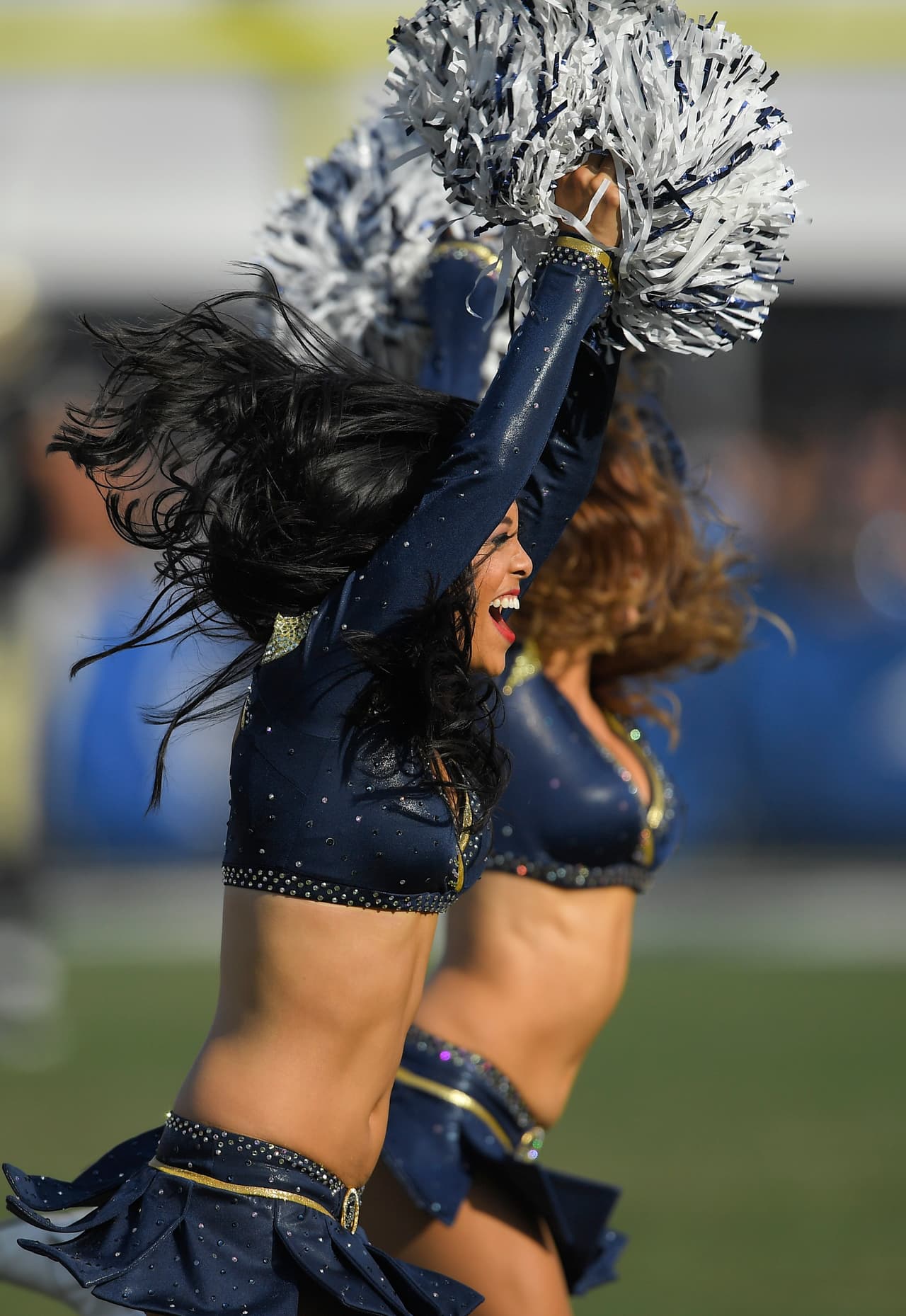 La Semana 12 de la NFL tuvo en la belleza y energía de las porristas en los estadios ese ingrediente perfecto para darle un color especial al fútbol americano estadounidense.