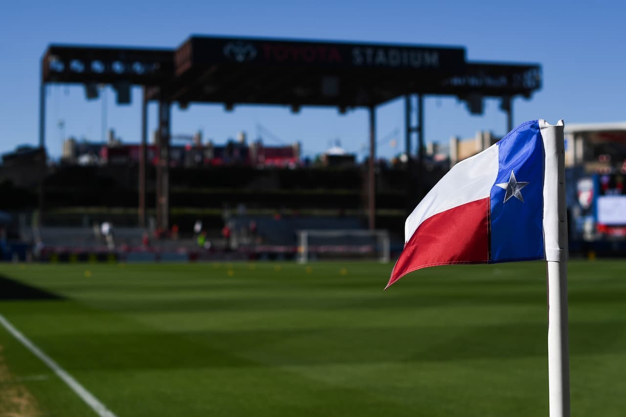 Un detalle de una bandera de tiro de esquina de Toyota Stadium.